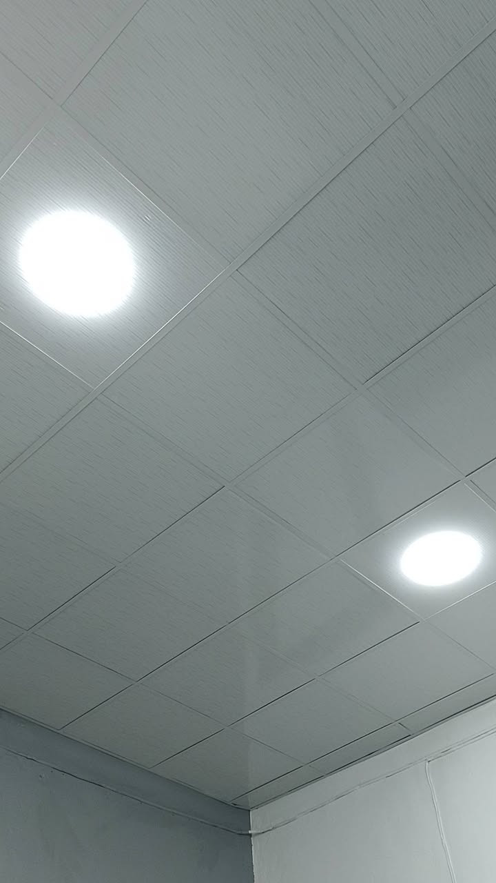 دار زراعي للبيع المساحة 430م ... المنطقة سكنية كل الدور مرقمة وميزانية ماء ومبلطة ومجاري...بغداد جسر ديالى مقابل جامع المهيمن قريب على الشارع الخدمي.. استقبال كبيرة وصالة ومطبخ كبير وغرفتين كبار وترك ومطبخ كبير وحمام غربي داخلي كبير وحمام خارجي كبير وكراج كبير وحديقة مع الحديقة هيكل بدون سقف.. مساحة الهيكل 110 م ومساحة البيت 320 م سعر البيتين معا 110 وبي مجال..منطقة خلف البيوت هادئة امام ساحة...سقف البيت سندويج بنل وسقف ثانوي والارضية بورسلين تركي جديد البيت نظيف *********** واتساب
