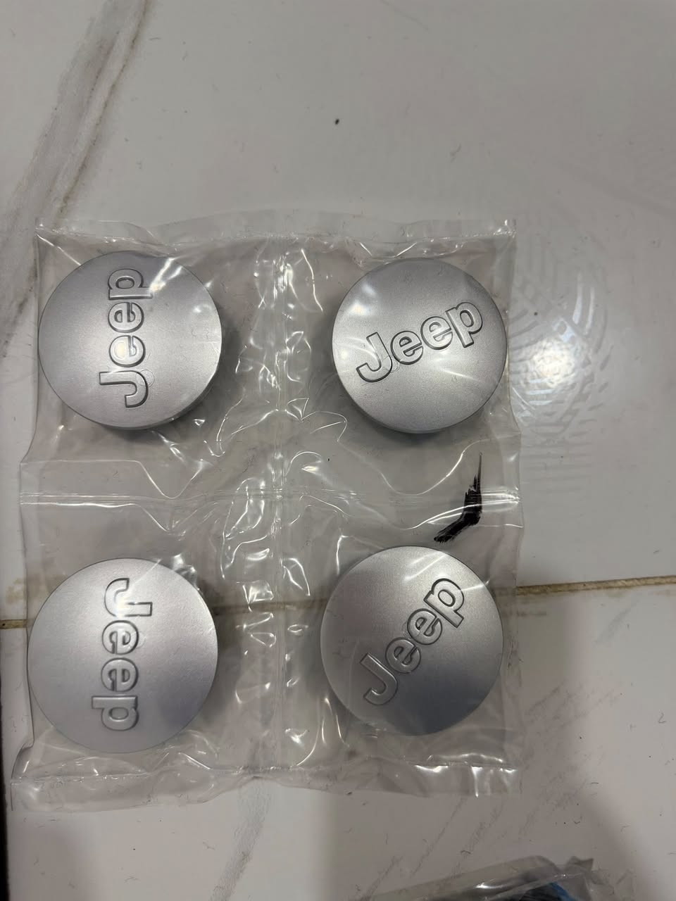 كاعيات و غراض جراند شيروكي و قاعدة رقم من شركة هارلم كلها ب 200 الف. 
للتواصل ***********
العنوان اربيل
