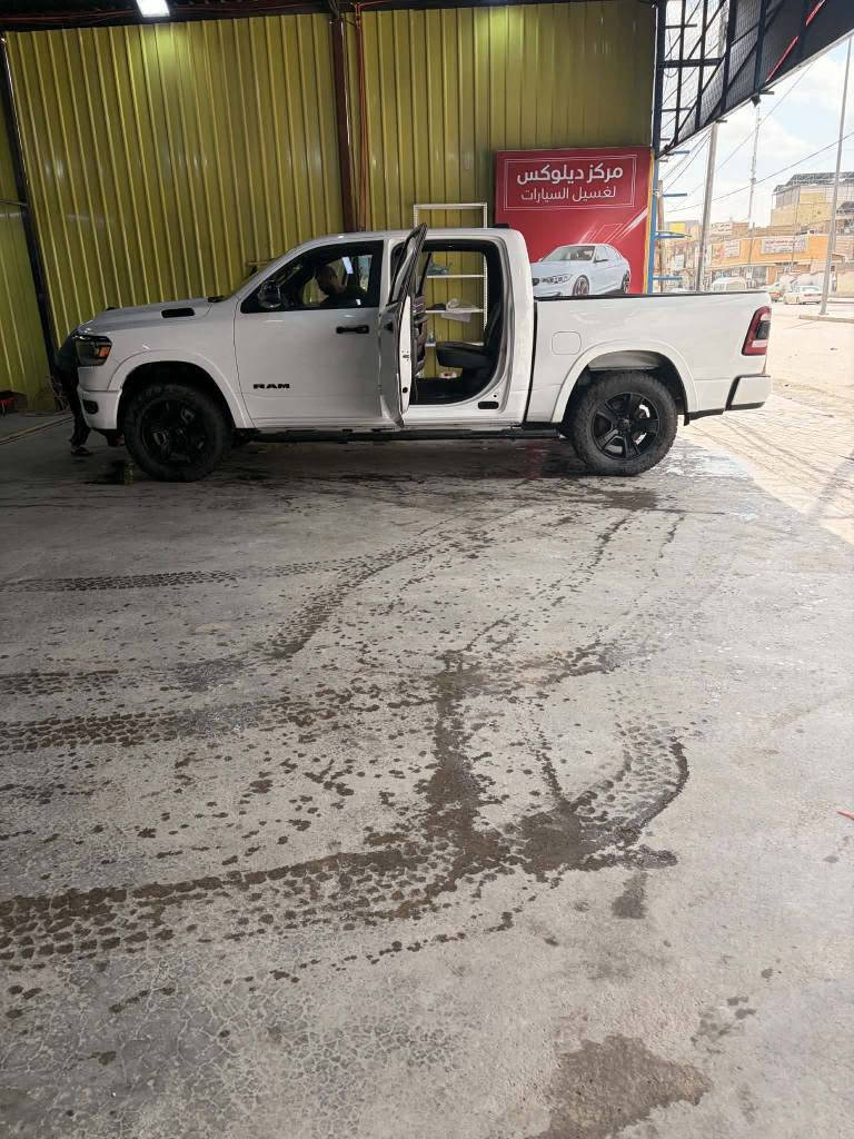 السلام عليكم رام بك هورن فول مواصفات موديل ٢٣ ماشيه ٥٣ الف كيلو 
ضربتها فقط درحجات بدون دواخل 
بصمة 
بانوراما 
شاشة تسلا كبيرة 
فور ويل 
بدي صغير وباب كبير 
توقف ذاتي 
كشنات جلد 
خزنة عدد ٢ 
اطارات جبلية عالية 
محرك وكير جديد 
تبريد قطعتين 
فتحة خلفية كهربائية 
محرك ٥٧٠٠ اي تورك الاقتصادي 
وهواي بيها بعد مواصفات 
السعر ٣٧٠ ثلاث شدات وسبعين مع المجال 
*********** النجف, العراق
