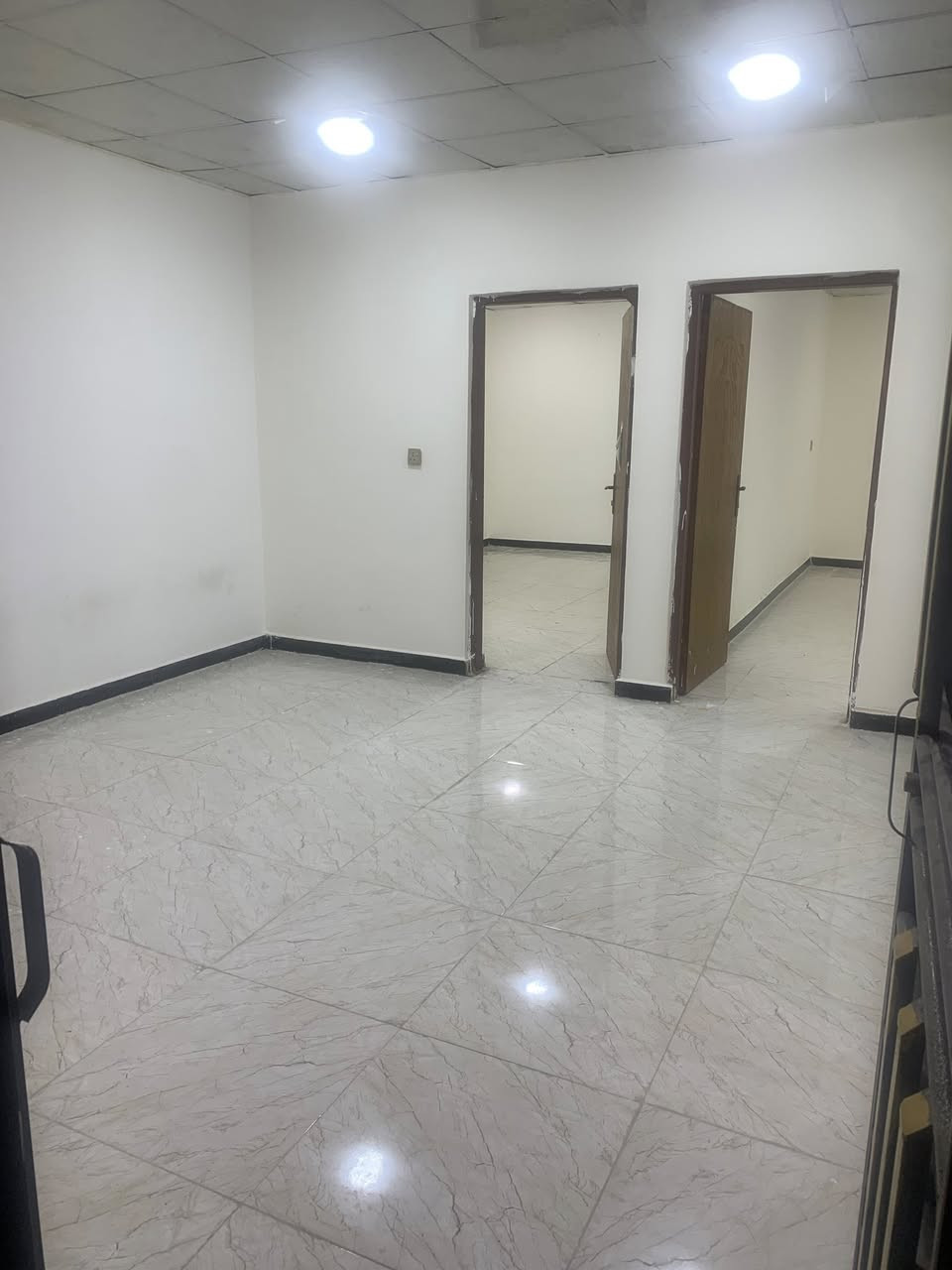 🏡 شقة ديلوكس جديدة للإيجار – مساحة 200 متر
✨ ضمن بيت طابق أول مع مدخل خارجي معزول، تصميم واسع ومريح لكل أفراد العائلة.

🛏️ التفاصيل:

 • 2 غرف نوم

 • صالة واسعة

 • مطبخ  

 • 1حمام

 • سطح خاص

💰 السعر: 450 ألف دينار (بدون حساب ماء وكهرباء)

📍 العنوان: القبلة – حي القائم، خلف مدارس العليم الأهلية

📲 للاستفسار والتواصل: [***********]

🏢 مكتب العنوان للعقارات – نضمن لك أفضل العروض وأرقى الخدمات.

شقة واسعة وجديدة تناسب الراحة والفخامة. لا تفوت الفرصة
