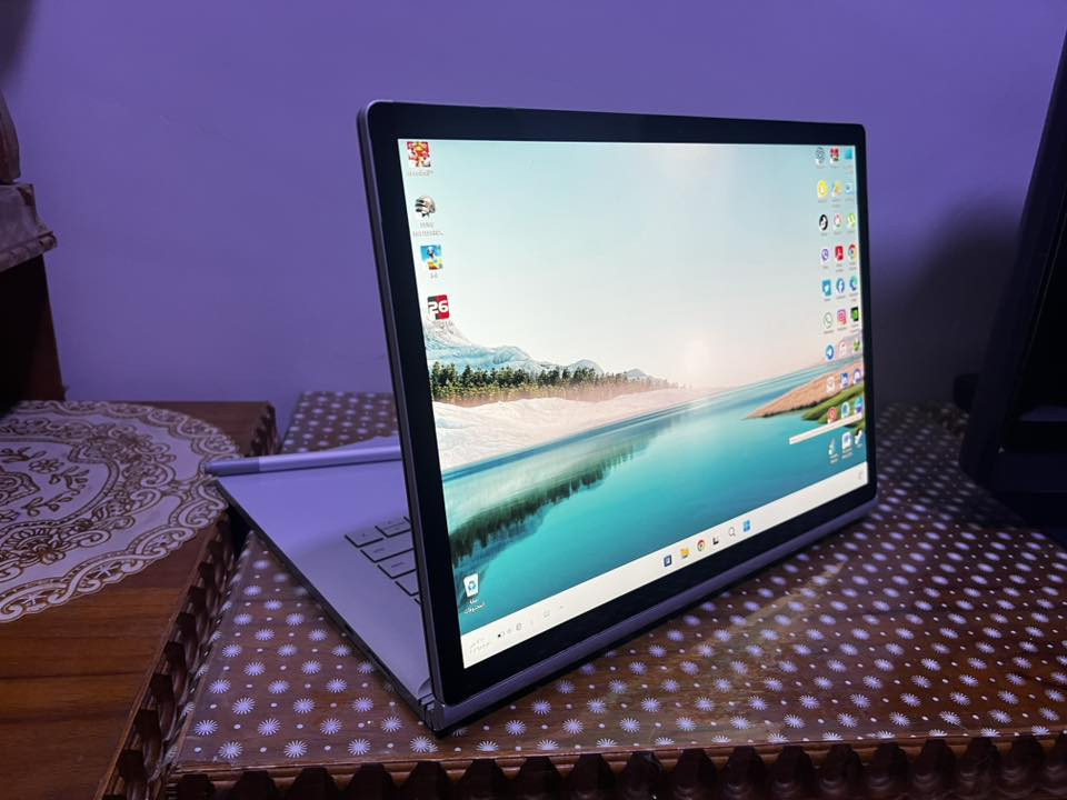 لابتوب للبيع مايكروسوفت surface book 2
المعالج Intel(R) Core(TM) i7-8650U CPU @ 1.90GHz
قوي من التصميم والالعاب
الرام 16 g
الهارد SSD (NVMe)  1Tb  
كارت شاشة خارجي Nvidia Geforce GTX 1060( 6كيكا)
 كارت شاشة داخلي Intel(R) UHD Graphics 620  ( 8 كيكا)
المجموع الكلي ( 14  كيكا)
الشاشة لمس 4k ومعاها قلم وممكن فصل الشاشة عن الكيبورد يعني يصير ايباد
ويجي دبل بطاريه يعني بطاريه بالشاشه وبطارية بالكيبورد
حجم الشاشة 15.4
كيبورد ضوئي عربي انكليزي  
نضيف جدا 
ويجي معاها ادبتر نوعيه راقيه خاص بهاي النوعية من اللابتوبات مواصفات الادبتر بيه كل المنافذ الي تحتاجها حتى منفذ ميموري اضافه الى انه تجي مع الادبتر شاحنه تشغل الادبتر وبنفس الرقت هي شاحنه للابتوب تكدر تشغلهن بان واحد.
ملاحظة بسيطة بيه البطارية الي بالكيبورد شويه تعبانه اطول من 30 الى 45 دقيقة ولكن اذا فصلت الشاشة عن الكيبورد تستخدم الابتوب لمس بشكل طبيعي لان بطارية الشاشة جيدة جداً .
مكاني الموصل 
واتساب ***********
السعر 750 الف بي مجال

