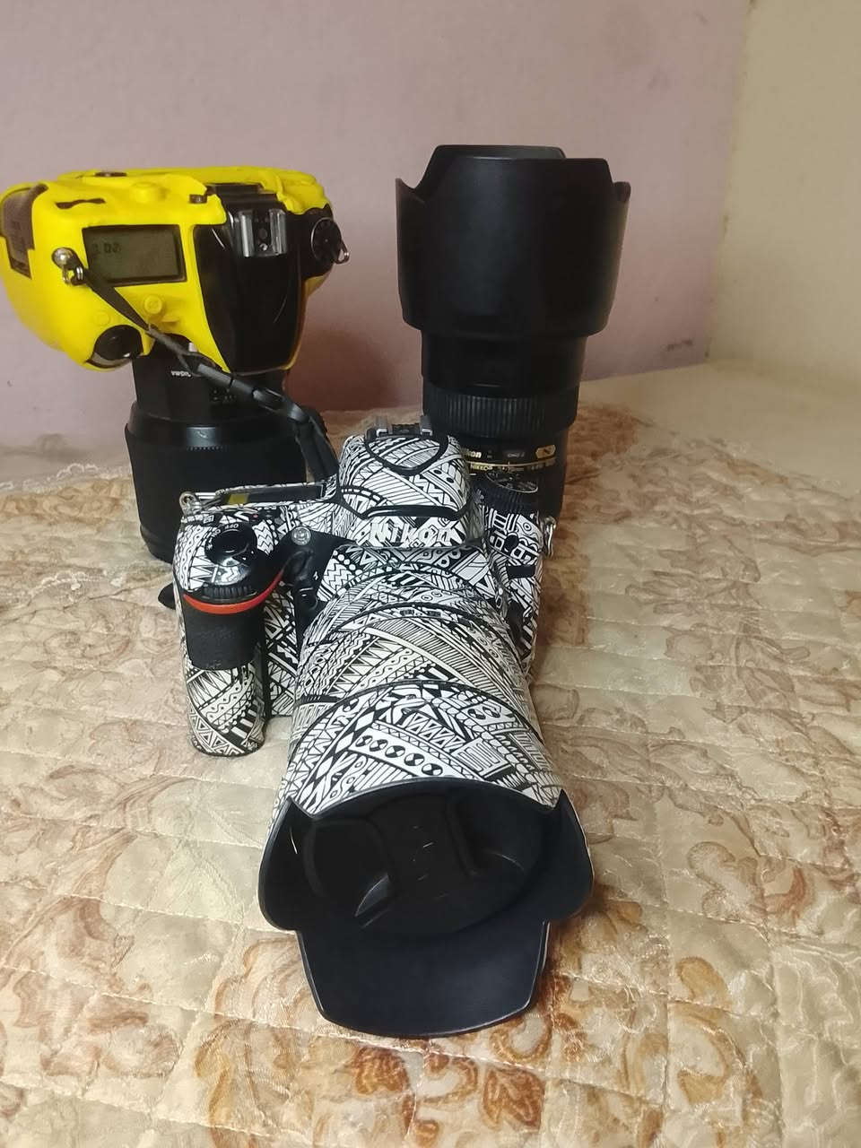 السلام عليكم كامرات ثنين وتريكر نيكون لمس  وعدسات 4
الكامره الصفره 610فول فريم بعد معروفه بل صور شترهه بل 150كي لو 200كي تجي وياهه بطاريه وشاحنته وجلاتين حمايه اذا بس البدي 450الف اذا البدي ويا عدسه 85ارت بعد معروفه الارت العدسه والبدي 750الف 

الكامره الثانيه 750فول فريم هم معروفه بل صور والفيديو شتر الكامره بل 150كي وبس بيت واحد مال رام عطلان والثاني شغال وياهه عدسه 18/140+عدسه 70/24الصدار الول الاصليه +عدسه 50ملم اذا تريد بس البدي 500الف واذا وهيههه العدسات 850الف الكامره والعدسات الله شاهد صح شترهن عالي شويه بس والله تصويرهن يخبل 

وتريكر لمس مالت نيكون بعده جديد حته كارتونته موجوده مستعمل قليل سعره 75الف الشراي اتصل ***********
وبي خير ويدلل
