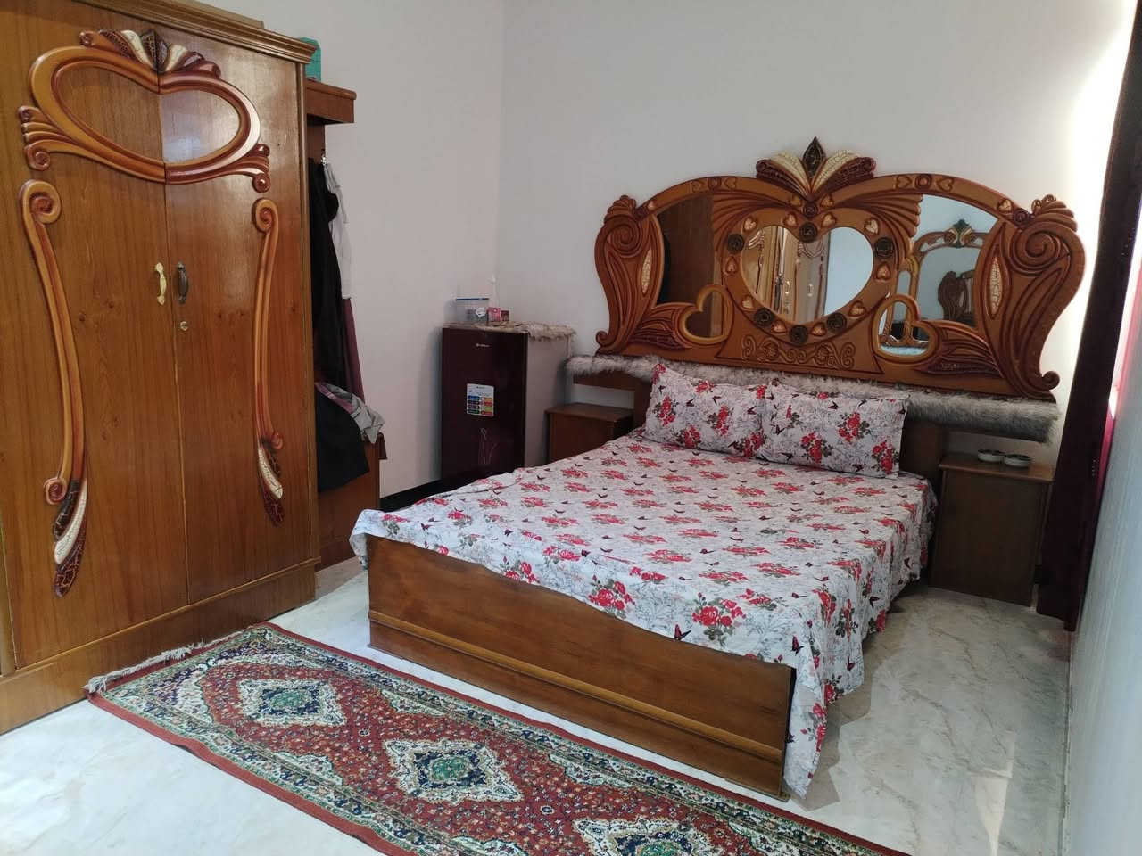 دار للبيع في منطقه الجرحى المساحه 200متر شارع 12 مقابيل شارع 12 البيت طابقين كامل السعر ب160 للاستفسار ***********
