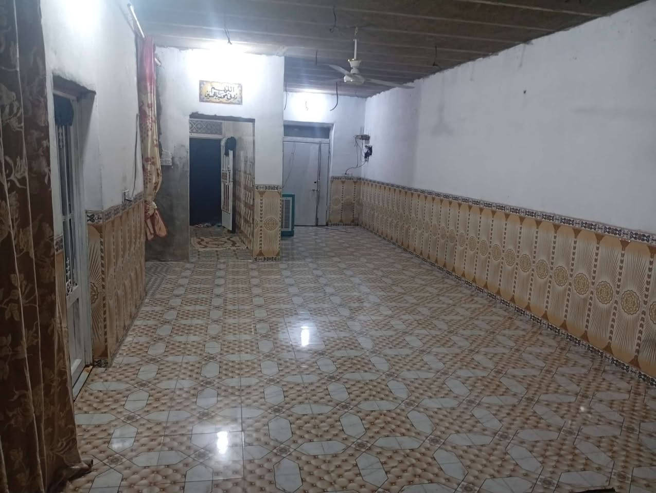 سلام عليكم بيت البيع حي المنصور جهت سكه القطار المساحه 350متر متكون البيت غرفتين وصاله ومطبخ صحيات داخليات براني بس داك ساسه مرفوع لا ستفسار عله رقم ***********بي واساب
