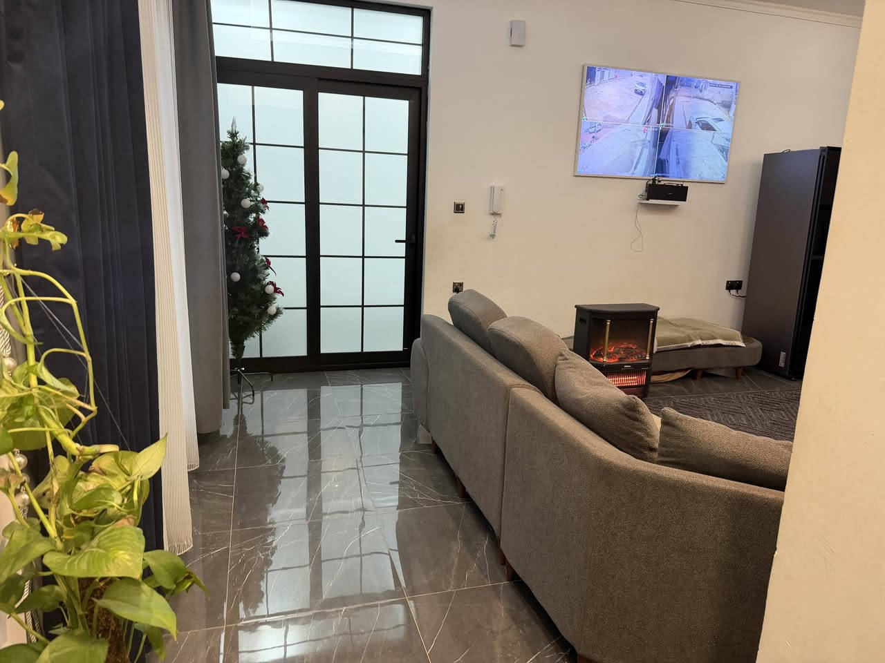 كافة التفاصيل وادقها مذكورة للاستفسار فقط الجاد بالشراء بدون أحراج 
دار  ركن 218 متر  في منطقة مجمع الوثبة   داخل المجمع يعني زراعي سند 25
 المنطقة متكاملة الخدمات وهادئة وجدا مرتبة
بيت مودرن بالكامل  بتصميم عملي جداً، مناسب لسكن عائلة كبيرة 

━━━━━━━━━━━━━━━

ثلاث  مداخل  بالبيت   للكراج وداخل الفرع  ولغرفة الخطار  مباشرة
🏠 الطابق الأرضي (سكن مستقل):
كراج سيارة

صالة جلوس (Hall) 

غرفة خطار مستقلة بمدخلها وخدماتها 

غرفتين نوم واحده منهن  ماستر 

مطبخ حار ومطبخ بارد

حمام رئيسي  كبير 

درج  معزول  داخلي للصعود للطابق الثاني

━━━━━━━━━━━━━━━
🏢 الطابق الثاني – شقتين مستقلات بالكامل:

🔹 الشقة الأولى:

صالة عائلية

غرفة نوم

مطبخ

حمام

 روف فيرندا مساحة ممتازة  kid playground      

🔹 الشقة الثانية:

صالة

غرفة نوم

مطبخ

حمام

إمكانية استخدام جزء من السطح (روف فيرندا / جلسة خارجية)

.

━━━━━━━━━━━━━━━

✨ مميزات العقار:

✔️ مناسب لسكن عائلة كبيرة 
✔️ توزيع عملي واستغلال ممتاز للمساحة وبناء ممتاز
✔️ يصلح لسكن ثلاث عوائل
✔️ موقع  ركن على شارعين كل شارع ١٠ متر 
✔️ فرصة استثمارية قوية

📍 المعاينة للمهتمين فقط
***********
للاستفسار   📩

--- الواجهة فقط لبخ غير مكتملة لكنها نفس التصميم والصور
