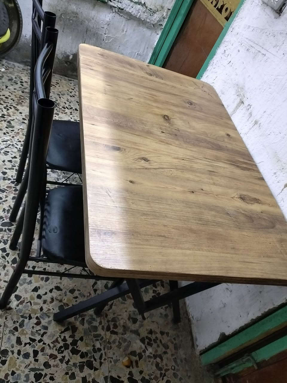 ميز طعام 2 كراسي سعر 55 الف عنوان بغداد مدينة الصدر لتواصل ***********
