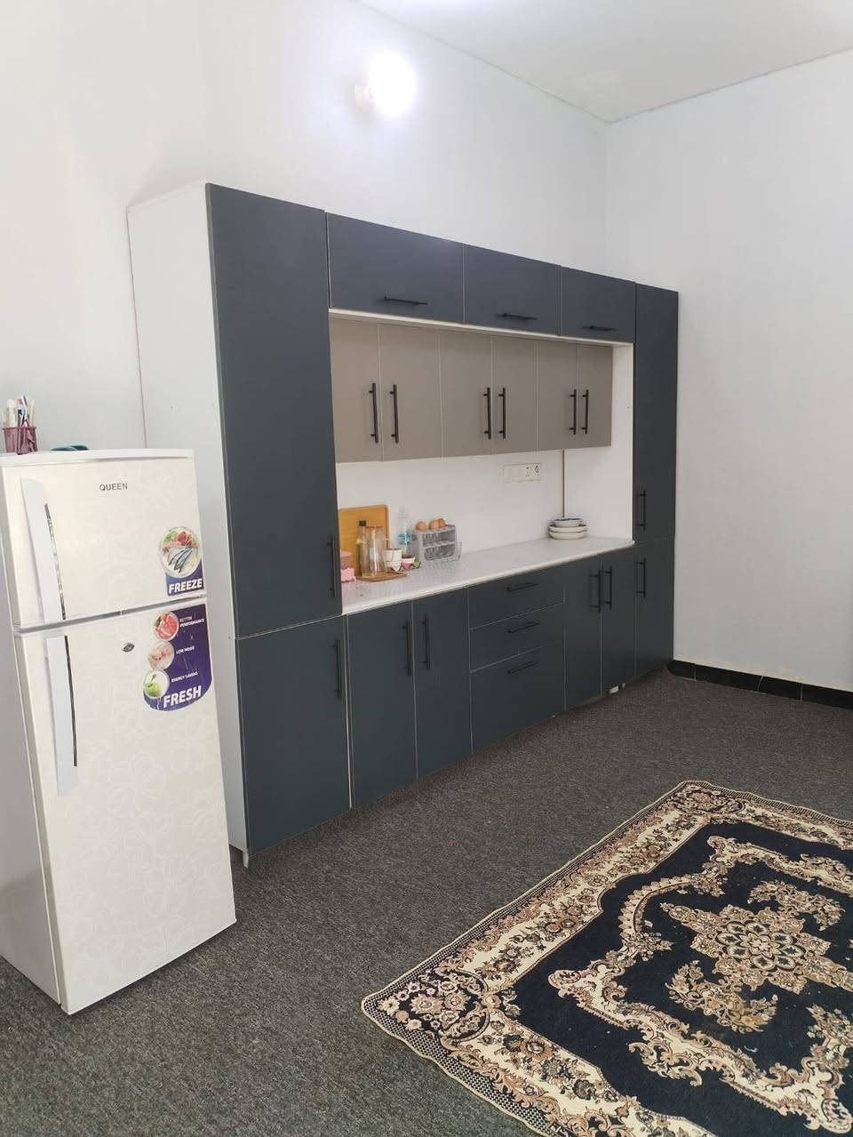 بيت للبيع المساحه 200م البناء بلوك وعكاده يحتوي ع إستقبال ومطبخ وصاله وغرفتين وصحيات داخليه
وخارجيه الموقع بين الشطره والغراف ع الشارع العام مقابيل الطاقه ويباع مع الاثاث
للاستفسار اتصلو ع الرقم ***********
