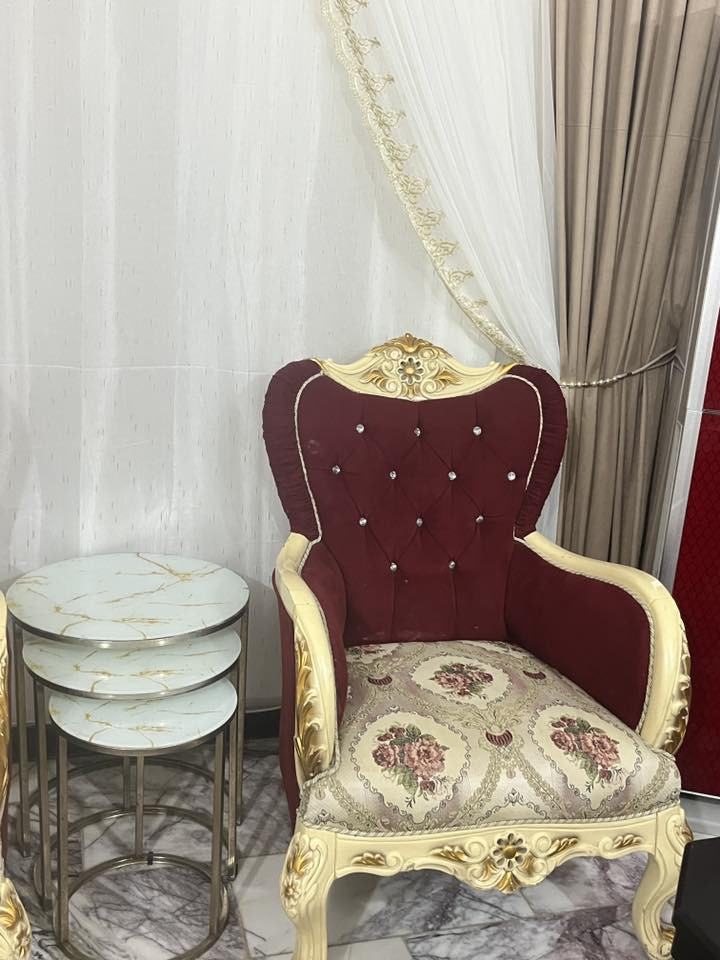 سلام عليكم تخم خشب ستقبال ملكي للبيع سعر 750 وبي مجال مكان بغداد البلديات *********** سفنج مخدات نضافه
