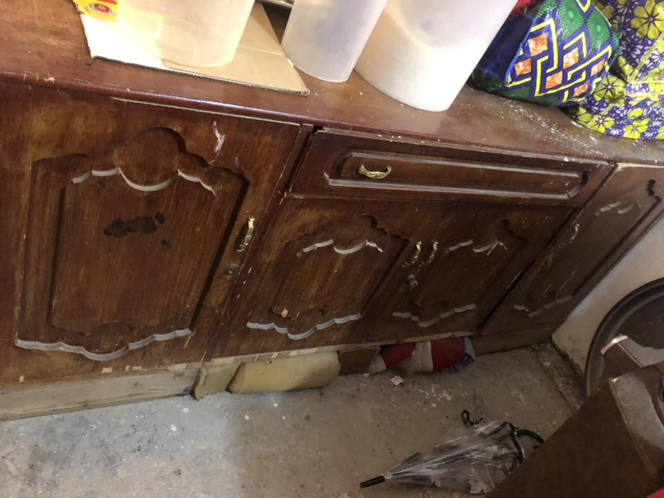 سلام عليكم ميز تواليت و بوفيه و كنتور بابين و كلهن صاج داخلي وخارجي ثكيل بس يحتاجلهن يدات جديده و شويه صبغ كله شغالات بيبان و مابيهن شي رايدهن كلهن بـ ٢٠٠ الف المكان الشعب الجزائر الرقم ***********
