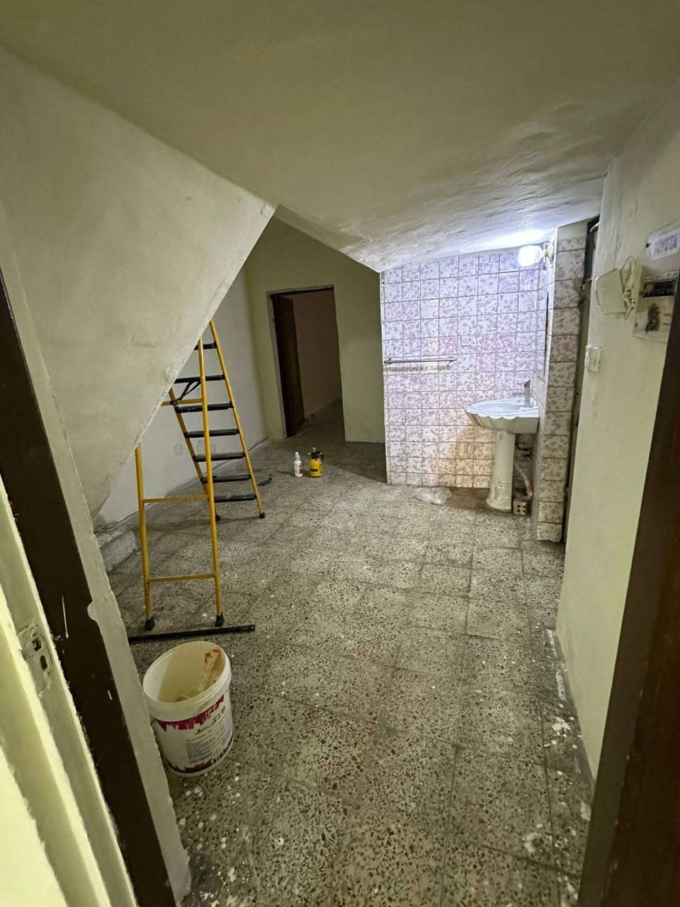 سلام عليكم بيت لايجار شارع الكهرباء غرفتين نوم واستقبال ومطبخ وخدمات قرب مدرسه الامه *********** خالد ابو نمر
