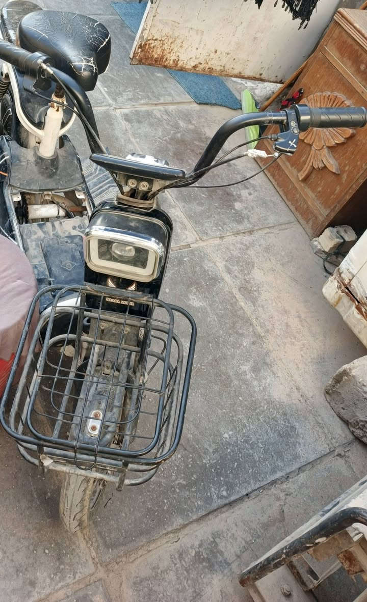 السلام عليكم درجه شحن بدون بطاريات ابيع هل موجود تجي شوفها تاخذها بعد ماترجع كم حديد تمام بسعر ١٠٠ الف قفل الموشراي لايتعبني كلنه تعبانين رجااا عنواني زعفرانيه شارع معهد رقم الهاتف ***********
