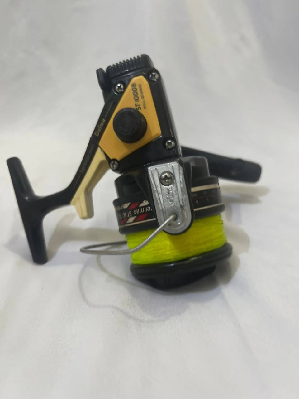 السعر ٣٠ الف
دايوا
الماكينة: Daiwa Sprinter ST-1000D
الصنع: ياباني (Japan) – موديل قديم كلاسيكي من دايوا
الحجم: 1000 (حجم صغير/متوسط، مناسب للأنهار والبحيرات والخيط النايلون الخفيف والمتوسط)
Daiwa Sprinter ST-1000D — سعة الخيط:
تقريباً تشيل:
0.25 ملم: 220 متر
0.30 ملم: 200 متر
0.35 ملم: 150 متر
0.40 ملم: 110 متر
(القياسات على خيط نايلون عادي)
مواصفات مختصرة:
نظام قديم قوي وتحمل عالي
سعة خيط تقريباً: 0.30mm / 200m
سحب خلفي (Rear Drag)
ثقيلة شوية مقارنة بالجديد لكنها متينة جداً


**إذا كنت صاحب هذا الإعلان وتريد حذفه لأي سبب، رجاءا أرسل رسالة إلى الدعم الفني**