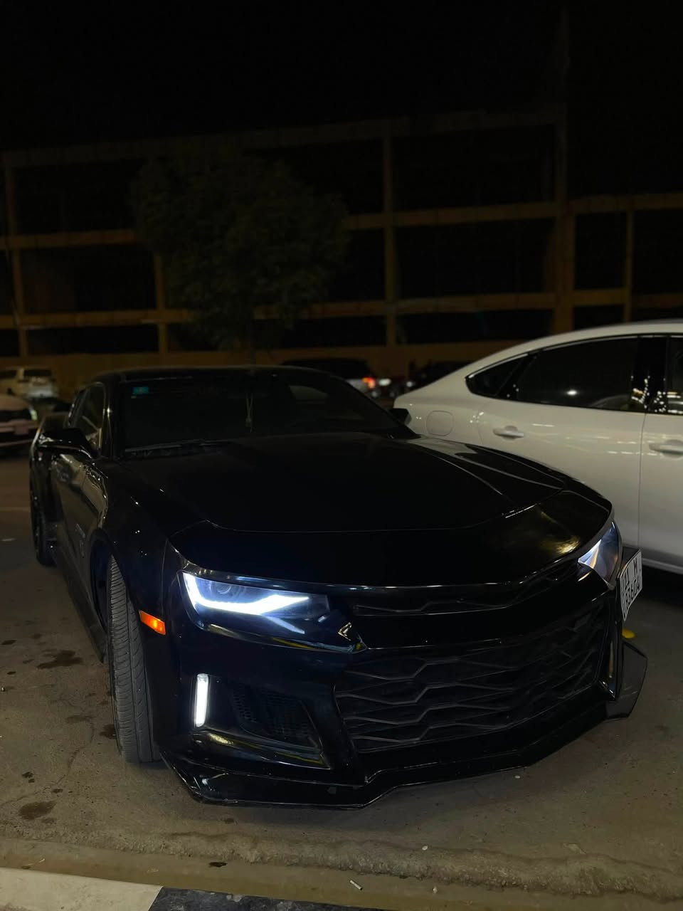 السلام عليكم 

⸻

🚗 شيفروليه كامارو LT –  v6 /2015
✨ محدّثة شكل 2021

🔹 الممشى: 102 ألف كم
🔹 القير: أوتوماتيك + وضع سبورت
🔹 الدفع: خلفي
🔹 السيارة استخدام شخصي ومعتنى بيها

🧰 ملاحظات: 
 • رش جامولغ خلفي
 • بارد خفيف بين باب الصدر والجامولغ الأمامي
(كلشي واضح، ماكو لف ولا دوران)

✨ مواصفات:
✔️ شفتات بالمقود
✔️ شاشة شادها ب350 الف جديده وبيها هواي ميزات يوتيوب ثيمات + بلوتوث
✔️ تكييف قوي
✔️ مكينة وقير على الشرط

💰 السعر: 104ورقة وبيها مجال 
📍 الموقع: كربلاء
📞 موجود بس اتصال ***********
