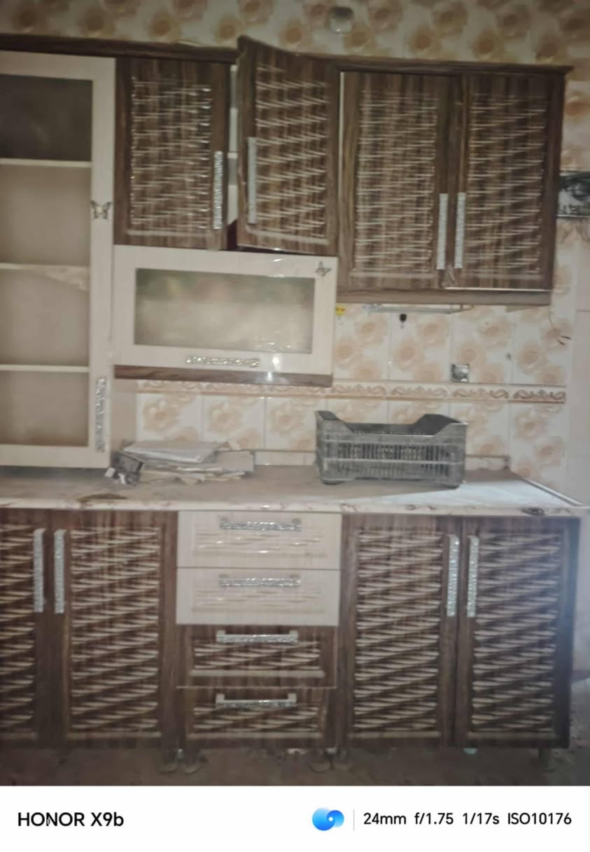 كاونتر للبيع ٢ متر  بدون سنك السطح مرمر  والدواخل  خشب تركي نظيف بعده ما مستخدم سعره ٣٠٠ وبي مجال بسيط مكان بغداد جميلة الاولى للتواصل ***********
