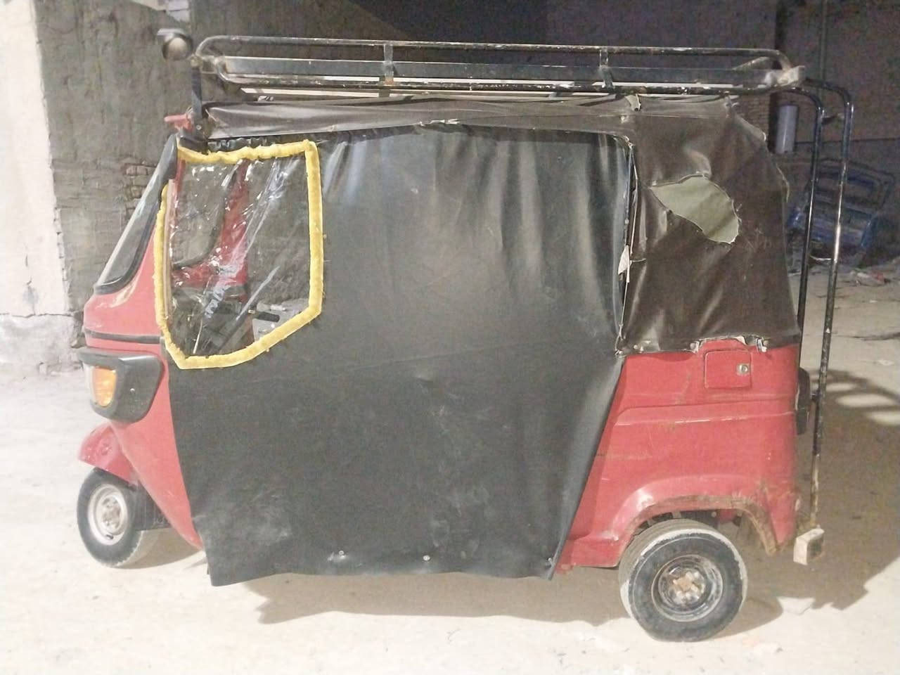 سلام عليكم  تكتك للبيع اوراق موديل ١٧نازلھ ١٨ كاملة خابر وتدلل سعر ٢وبيھ مجال قليل مدينھ الصدر ***********
