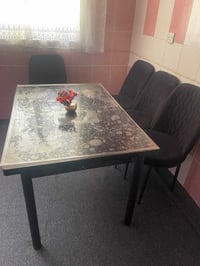 طاولة طعام • ٤ كراسي • استعمال قليل