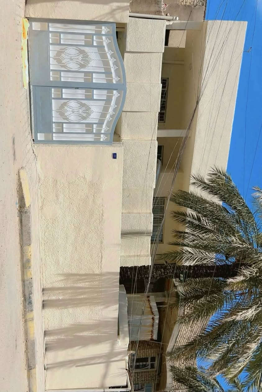اللهم صل على محمد وال محمد
دار طابو ملك صرف
شارع المصرف / عمارة القريشي / قرب ام محمد القابلة بالفرع

المساحة ٢١٢ م 
واجهة ١٠ م و ٧٠سم
بناء التسعينات 
ترميم جديد
مي مجاري جديد
ارضية  كرانيت جديد
الكراج مطبك جديد
البيت عالي
السقف عالي

يتكون البيت من
طابق ارضي
كراج و حديقة واستقبال + هول + صالة + مطبخ + غرفة + صحيات شرقي وغربي 

الطابق الثاني
اربع غرف نوم وصالة وصحيات
الطابق الثالث
بيتونة ومخزن

البيت بي ترك جانبي وترك خلفي ومنور
السطح تبديل شتايكر جديد العام بدلنا

البيت ما تصرف علية اي شي جاهز

السعر ٢٥٥ وبي مجال
***********
