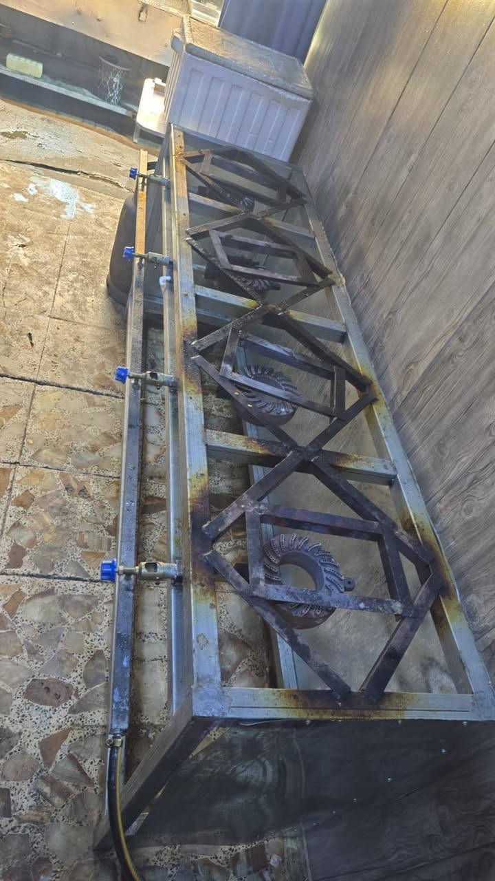 للبيع غراض مطعم للبيع السعر ٥٠٠ الف ***********
