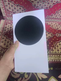 Xbox Series S 1TB • نظيف 100% • ستاند شحن RGB