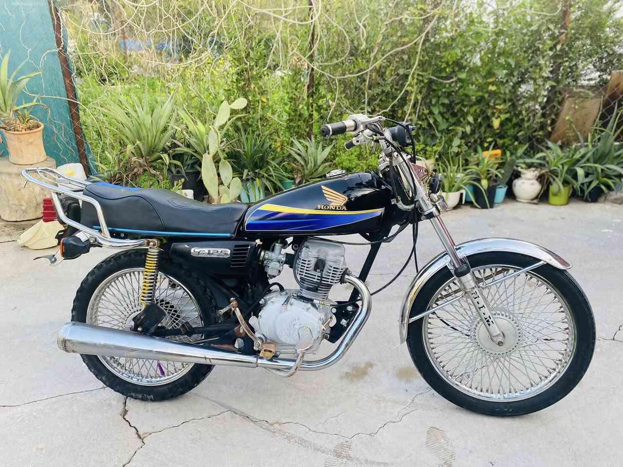 نامي 3 حرف موديل 17 دراجه نشطه ونضيفه بدون اي عيب  سعر 325 وبي مجال بسيط ***********
