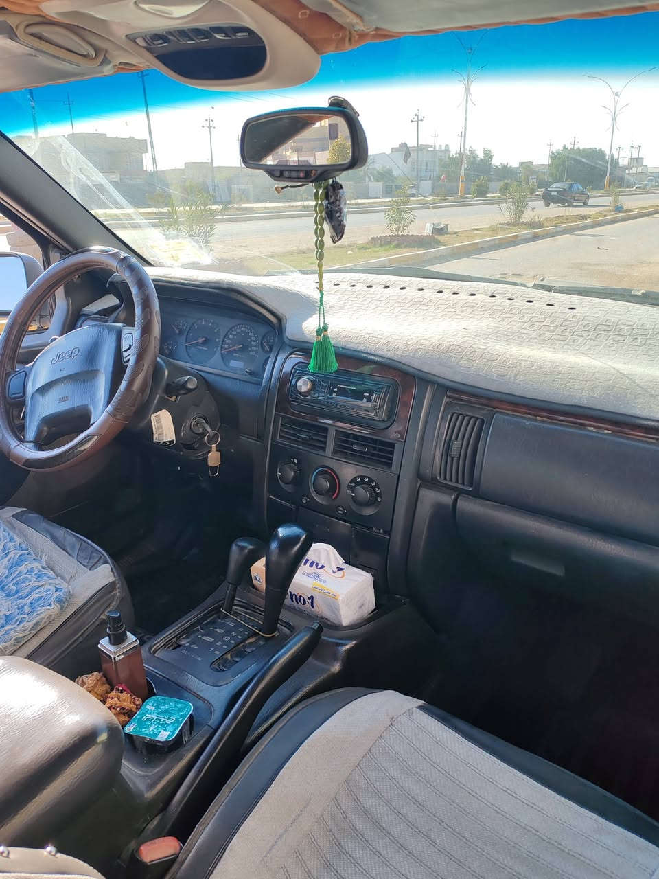 جيب شيروكي لاريدو موديل 2000 رقم بغداد ابوالسنويه بلناصريه وعنديى وكاله عامه السياره مكفوله محرك (6)وكير بلاد حداديه جديده تبريد شغال تخم تاير  مكان السياره ناصريه الغراف  السعر (65) وبيها مجال رقم صاحب السياره (***********)
