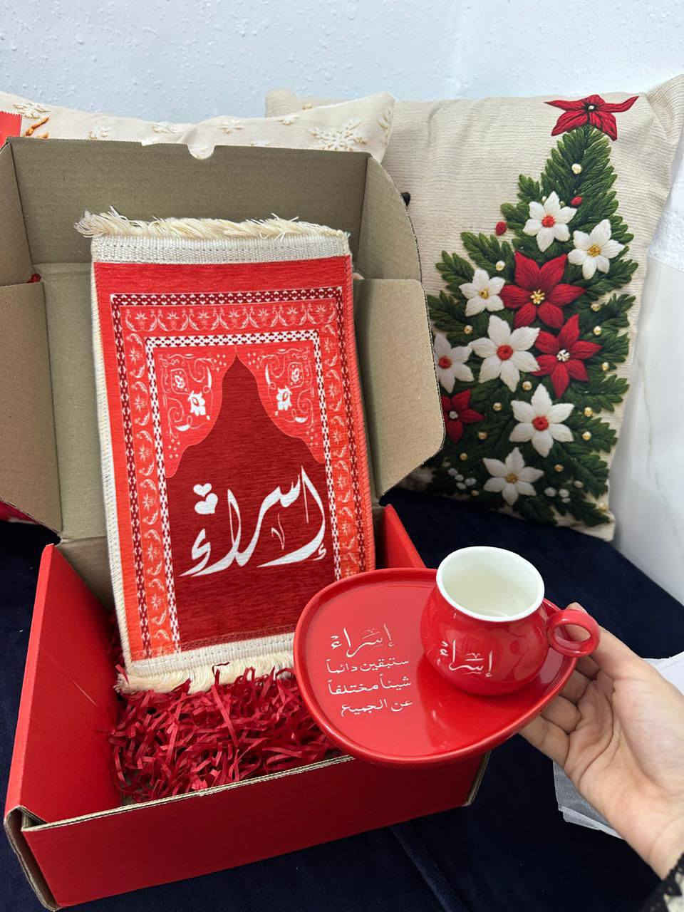 خليك مميز ويانا 
هدية مميزه حفر ليزر
الالوان الي متوفرة احمر زيتوني ازرق اصفر
الوان السجاد كلهم متوفر و حسب الطلب
العنوان الانبار هيت حي العمال
***********
