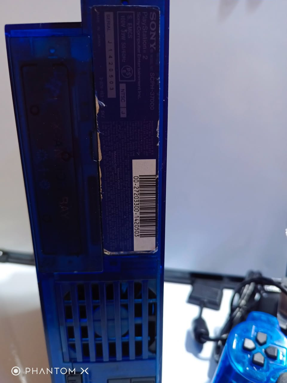 📢 للبيع – جهاز PS2 موديل SCPH-37000
🎮 المواصفات:
• لون أزرق شفاف
• محور  فري ريجن (يشغل كل الأقراص)
• يشغل أقراص PS1 + PS2 (أصلي وكوبي)
• يشغل فلاش وهارد
• حالة الجهاز 95% نظافة ممتازة
🎁 الملحقات:
• 2 جويستيك أزرق شفاف
• 20 قرص هدية
💰 السعر: 85,000 دينار
📍 علي حرية 
📞 اتصل: ***********
