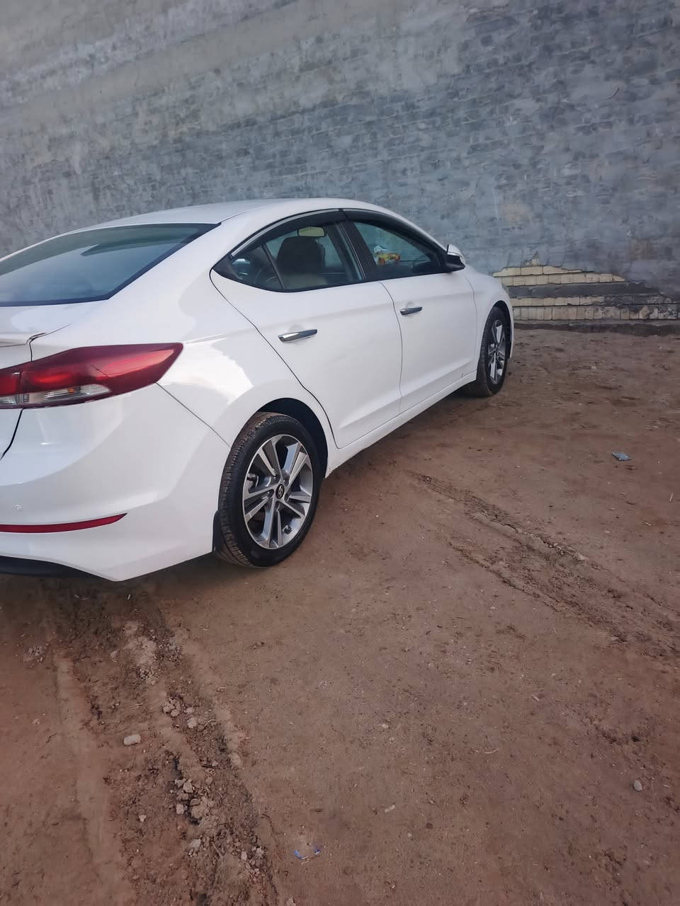 سلام وعليكم النترا موديل 18سوبر  بيه اربع اصابع صبغ كلش قليل والباقي مكفول فوول ماعدا البصمه  السعر 163 وبيه مجال قليل رقم *********** مكاني ابو غريب السياره ماشية 11100
