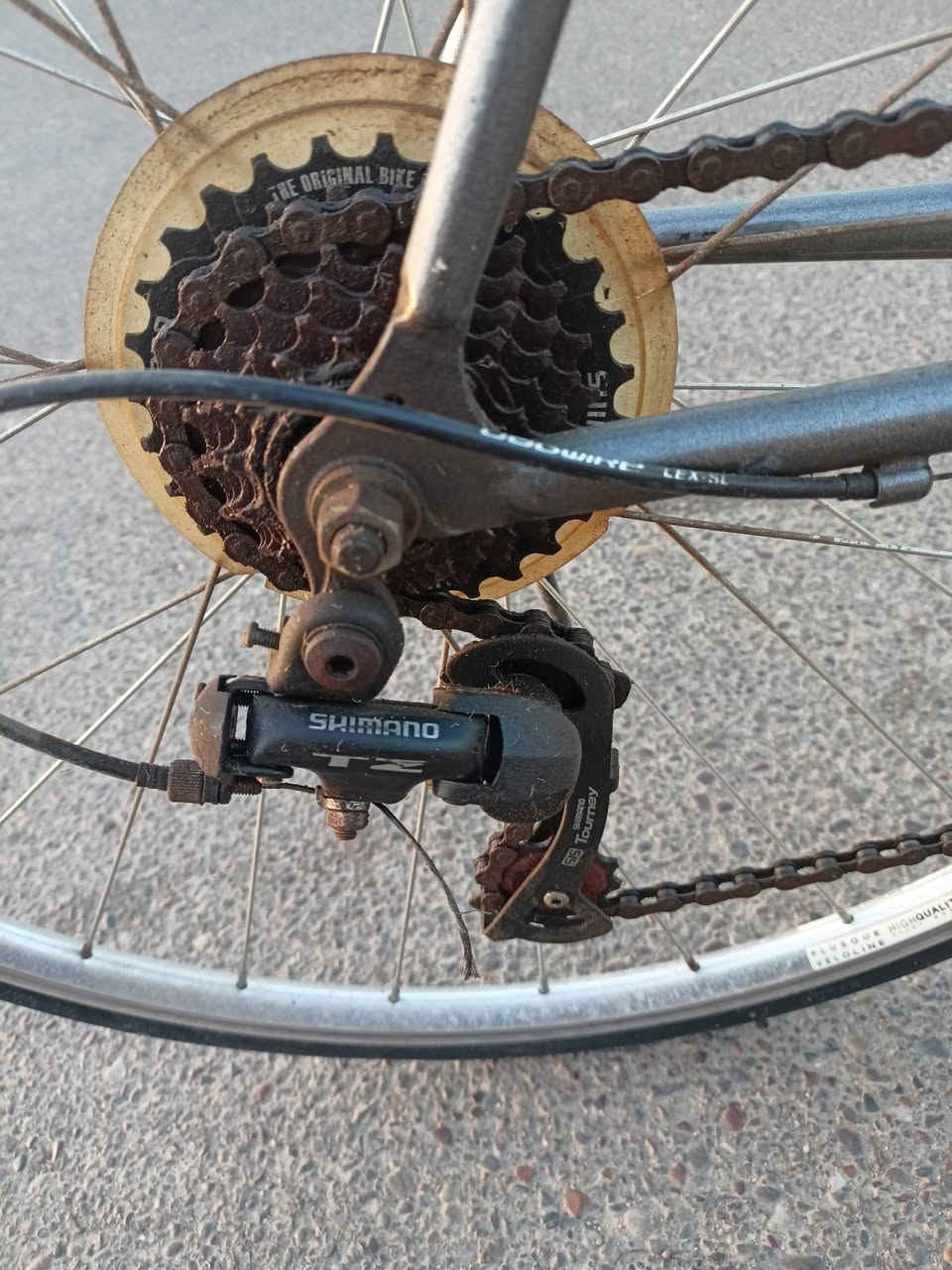 السلام عليكم
YNK.المنشأ: كوريا الجنوبية.
 شركة Shimano اليابانية الشهيرة (بأنظمة 3 سرعات في الأمام و7 في الخلف)
حجم 28 
وياله المنيوم مختمه
حجم الفريم 53 
خفيفه الوزن جدا بالمشي 
السعر 140وبيه مجال 
مكاني بغداد قرب جامع النداء


**إذا كنت صاحب هذا الإعلان وتريد حذفه لأي سبب، رجاءا أرسل رسالة إلى الدعم الفني**