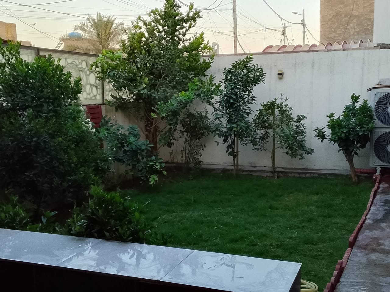 السلام عليكم
دار للبيع مساحه 225
الدوره الرواد مربع الذهبي شارع20 البيت مقابيل دائره كهرباء ثاني بيت على شارع العام موقع مميز 
طابو صرف 
يحتوي البيت على اربع غرف نوم
مطبخ عدد 2 حار بارد صحيات عدد 3
صاله كبيره وحولي حديقه وكراج كبير البيت يباع مع الاثاث مطبخ ايطالي درجه اولى تفصال + 4سبالت كنتوري 
السعر خاص او اتصل على الرقم
***********

