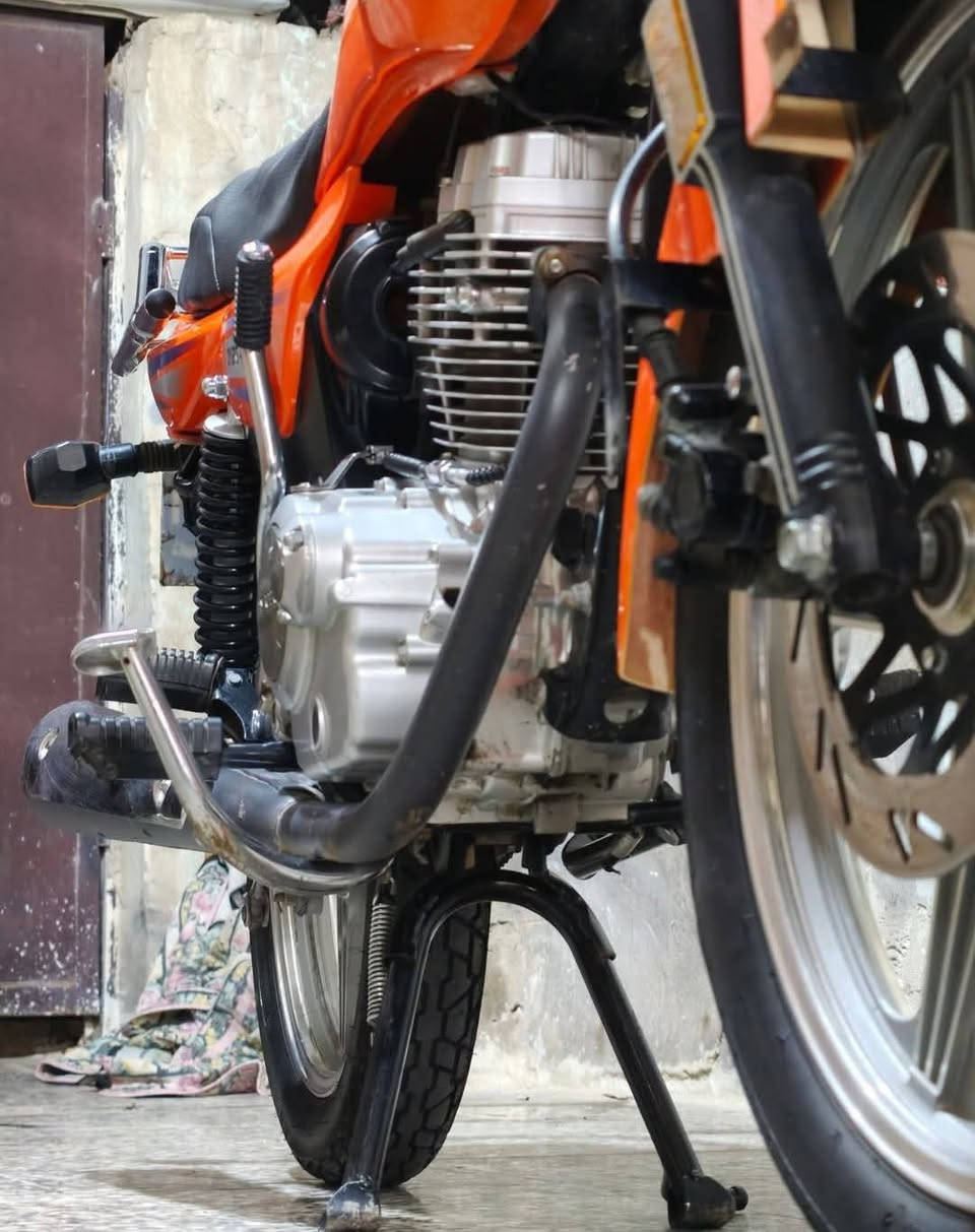 دايون 2023 برتقالي مكفولة كفالة عامة مرقمة لوحة وسنوية انكليزي بأسمي .. دراجة نظيفة ومرتبة وشادلها لايت جمجمة للبيع او مراوس بنفخ واخذ فرق 
مكاني كربلاء حي العامل ***********
