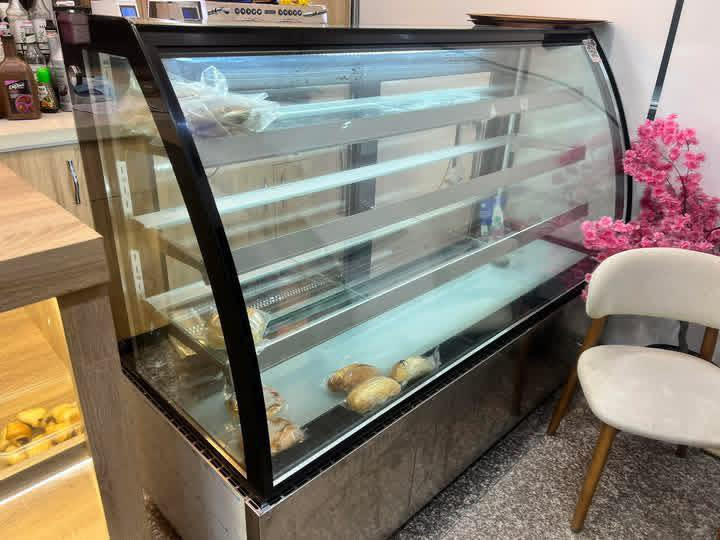 ٤ عارضات حلويات مستعمله للبيع 
ماركة اوكور  شغالات بدون عطل 

وحده قياس ١٢٠ منضدي
٢ قياس ١٩٥ كبير
 وحده قياس مترين قوالب كيك 

***********
مكاني كربلاء الاسعار واتس اب
