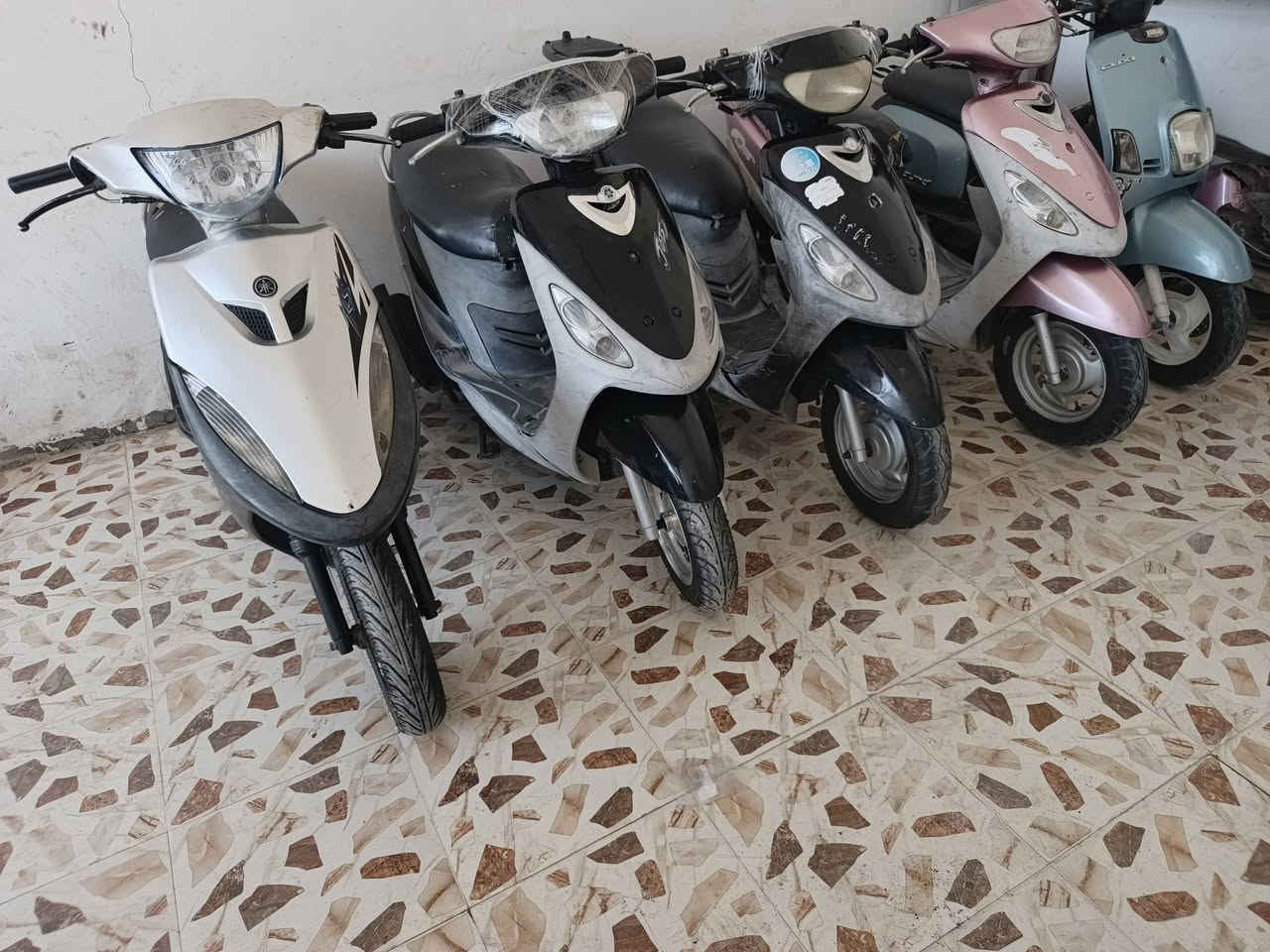 سلام عليكم دراجات للبيع نضيفات وحلوات شغالات من طول الطول سلف هندر كهربائيات كلها شغاله بوشهن 50 بلاد ختم واحد شراي اتصل على رقم مكاني شارع زديناويه قرب شركه الهنديه ***********
