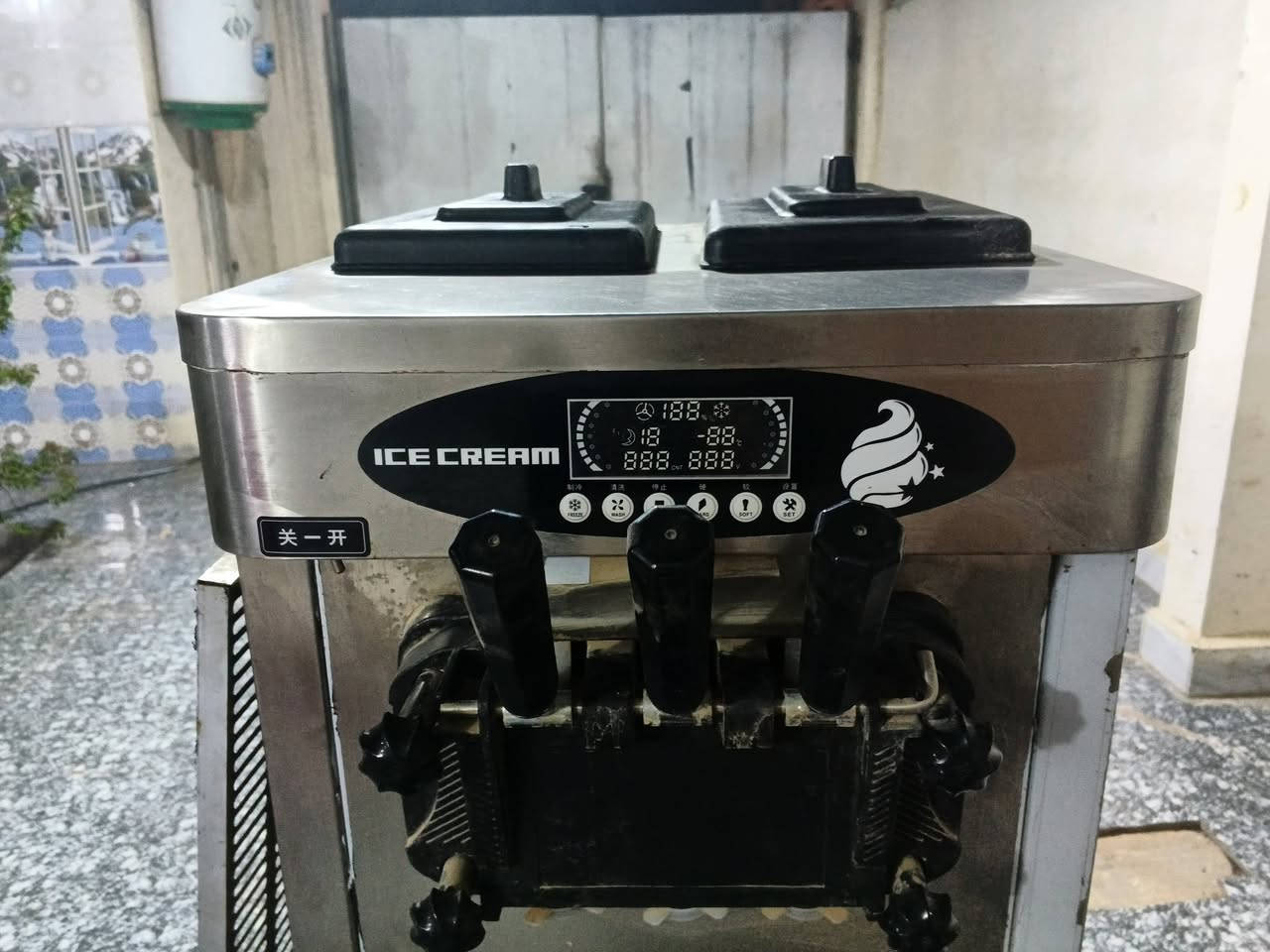 مكينه ايسكريم البيع و مكينه  ازبري  وميز هديه وياهن السعر خاص تواصل معي رقم الهاتف  ***********
