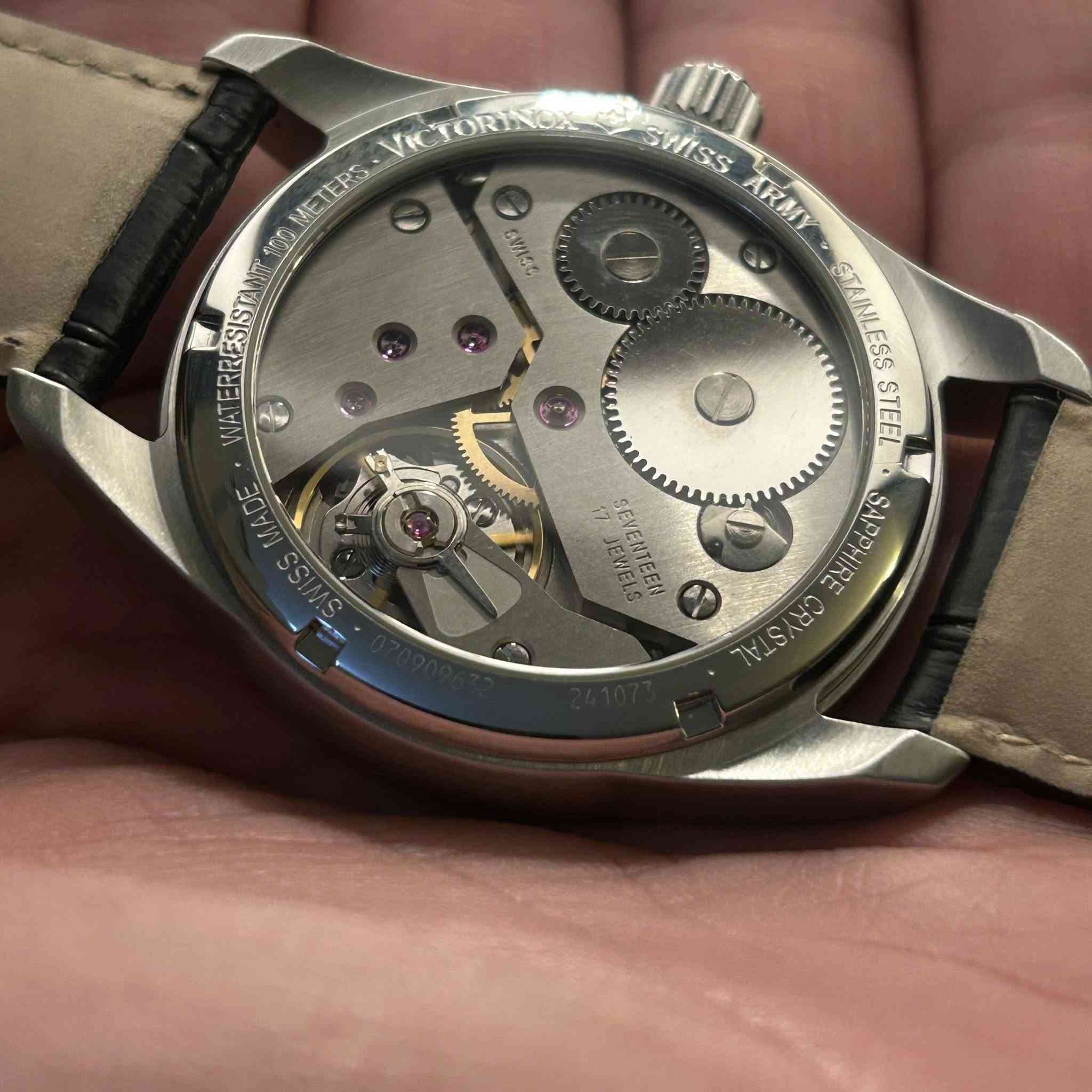 Victorinox Swiss Army Ambassador XL 241073 for Men's 44mm
السلام عليكم ورحمة الله وبركاته 

ساعة فيكتورينوكس سويس آرمي أمباسادور XL 241073 للرجال، مقاس 44  جام زفير مقاوم للخدش والصدمات سنتر ثواني منفصل موديل مميز جدا ونوادر ظهر مكشوف  مقاومة للماء 100 متر نضافه100%سير مستبدل جلد طبيعي اصلي


**إذا كنت صاحب هذا الإعلان وتريد حذفه لأي سبب، رجاءا أرسل رسالة إلى الدعم الفني**