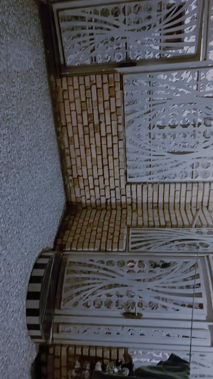 سلام عليكم بيت زراعي 200م طابوق صب كونكريت رباط كامل باقيه بس البتونه بالشموع بنزلت شارع 30قريب علئ ملعب الخماسي عرض الشارع 10متر. ماء كهرباء محوله بابه السعر 145وبيه مجال  الرقم *********** ***********
