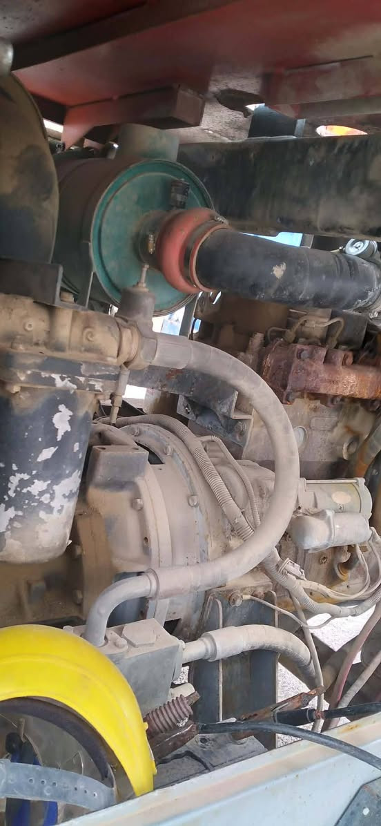 السلام عليكم ورحمه الله عندي مكينه. كمينز  ELGI الموديل 2007 نظيف ويا معدات الرمل ويا كمبريسر هواء كامل مكمل السعر 45 وبه مجال جدا التواصل على الرقم *********** وعلى واتساب موجود بارك الله في الجميع
