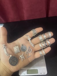 فضة ٩٢٥ • ٧٦ غرام • ١٠ حلقات