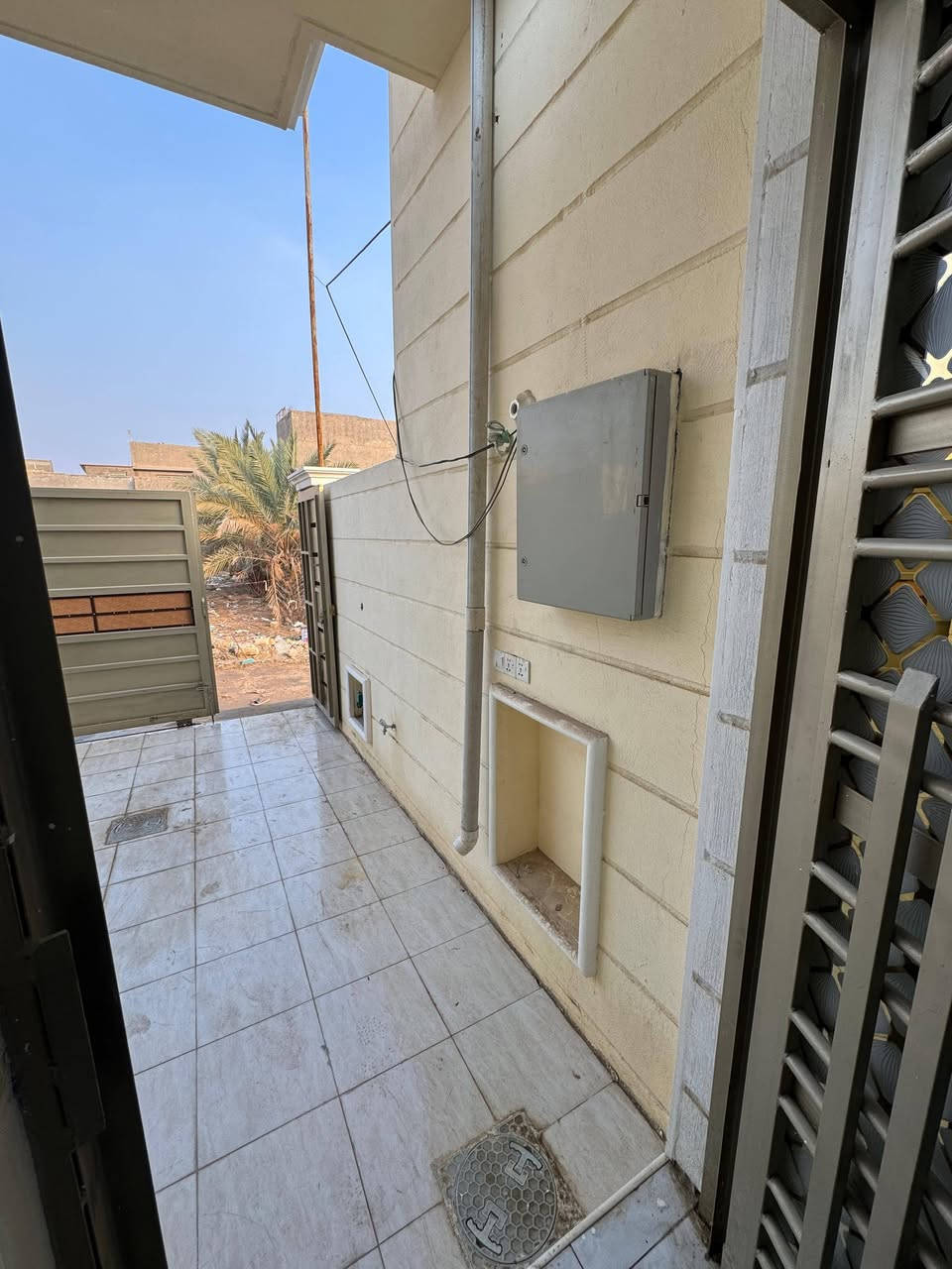 يالله عرض اليوم 🔥
دار 200متر غير مسكون سابقآ  طابو زراعي سند 25تحويل مباشر للمشتري  
غرفتين نوم +صاله +مجمع صحيات +كلدور +كراج سياره وصحيات خارجيه
مثل ماموضح بل صور
العنوان📍
حله شارع 80قرب عميد قيس 
خدمات كامله مجاري ماء كهرباء وتبليط قريب 
للاستفسار أكثّر زياره 
عقارات سلام
***********
***********
