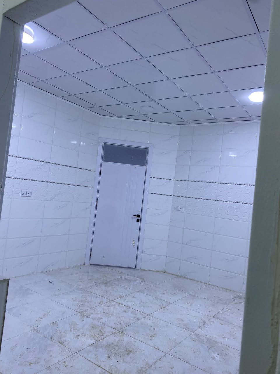 بيت سكن 200 متر (طابو صرف) ركن  مع حديقة و 🛑بير ماء🛑  و 🛑واجهه مفتوحة🛑 يتكون من غرفتين و هول كبير و استقبال مطبخ و حمامات داخلي و خارجي  (فول سيراميك )

العنوان ملك شاه 

السعر    60 مليون و يتوفر الدفع بالاقساط

***********
