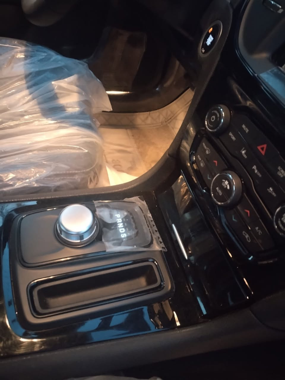 السلام عليكم اوباما 23فول ماشيه18الف كفاله عامة 
تحويل مباشر رقم شمالي فئةSشركة هارمامواصفات معروفة
مكان السيارة بغداد ***********
