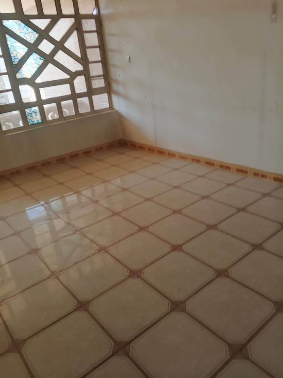 مشتمل مساحه ١٣٠ متر نضيف للاجار الشعب تجار
مقابل كليه الامام الكاظم (ع) استقبال خدمات

وغرفه نوم مطبخ وفوك غرفتين نوم مع خدمات 

معروض بمكتب الكناني ***********
