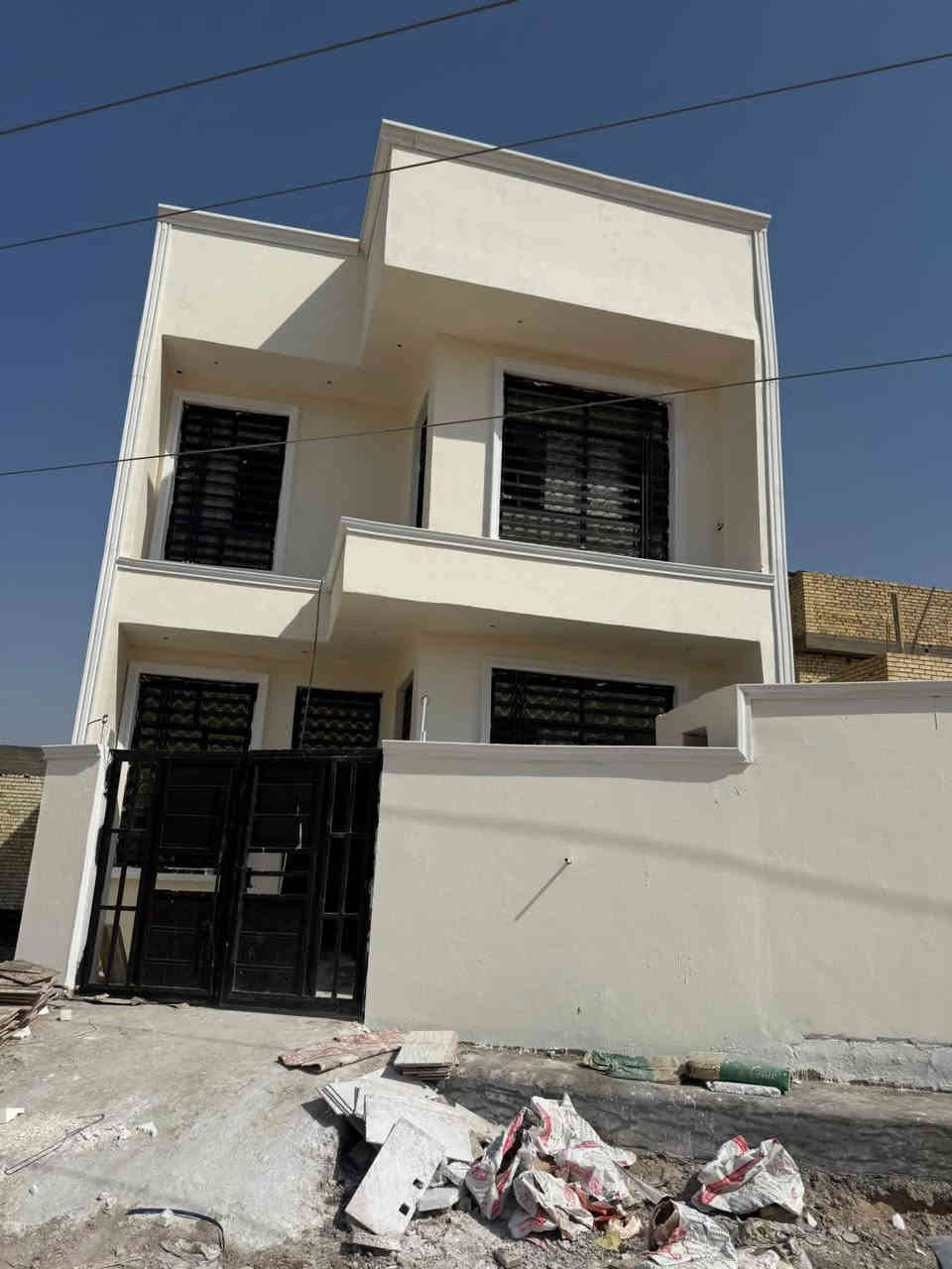 يالله 
السلام عليكم 
يعلن مكتب الوسام الذهبي عن وجود دار للبيع مساحته 120م
طابو زراعي سند حديث 25

تفاصيل الدار تسليم مفتاح مباشر 
طابقين 
الطابق الأول  صاله غرفه +سويت 
مطبخ كيلدور 
الطابق الثاني 
غرفتين كيلدور مجمع صحيات 
بناء حديث درجه أولى 
باحدث التصاميم الهندسيه الحديثه 
 منفذ العمل  وسام ابو منتظر 
 
                                            العنـــــــــــوان 
حله /بابـــــــــــــــــــل. زوير الغربي 
التقسيم الثالث قرب الملعب
السعر.     100.  مجال بسيط 
تفاصيل  اكثر مراجعه المكتب أو الاتصال على الرقم الموجود في المنشور ***********
***********
