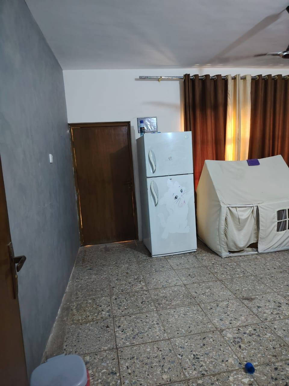 المساحة: 200 متر

الملكية: البيت باسم شخص واحد

المواصفات:

5 غرف نوم

4 صحيات

مطبخ

صالة مفتوحة على الاستقبال

بالكونة

ترك (ممر/ساحة) على طول خلف البيت

الطابق الثاني: بناء جديد ونظيف

مخزن في السطح (الطابق الثاني)

مميزات الموقع:

قريب جدًا من السوق

قريب من الشارع الرئيسي

جيران محترمين جدًا من الجانبين والأمام

 خدمات متوفرة

السعر: خاص او واتساب

📞 للاتصال: ***********
