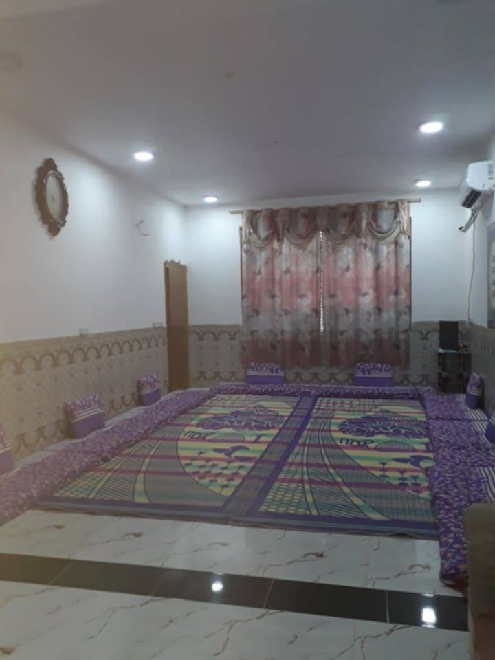 السلام عليكم دار للبيع مساحه 200م يحتوي عل غرفتين 5*4احدا الغرف سويت صاله واستقبال 5*7  بناء 180م وطارمه 20م صحيات معزوله بناء حديث كربلاء طريق الحر خلف مدينه العاب نوارس
السعر /125بيه مجال بسيط 
الاستفسار خاص موجود او رقم *********** واتساب ايضاً موجود
