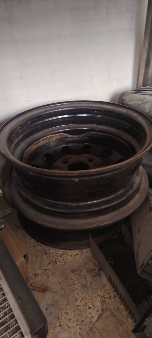 السلام عليكم جواكيج ايراني طيبه +لحي دعاميه جدد. الباقي مروحه مستعمله +وياله زوج مستعمله للبيع السعر ب50 الف كلهن مكاني بالزعفرانيه ***********
