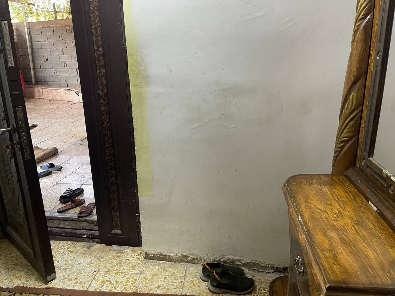 بيت مساحة  ٢٠٠ م  يباع كامل في حي تونس 
يتكون من طابقين 
الطابق الاول يحتوي على
 على  حديقة و صالة و هول و ٣ غرف و حمامات عدد ٢  
والبناء جيد 
والطابق الثاني يحتوي على شقة جاهزة  بناء سنة ٢٠١٥ و مفصولة بشكل كامل  وتحتوي على صالة كبيرة و غرفتين كبيرة  و استقبال وحمامات  عدد ٢ 
ويحتوي الدار على سطح عدد ٢ 
موقع  الدار جيد جدا في بداية شارع جامع القران الكريم  اول فرع جهة اليسار و الفرع مغلق 
شارع هادئ جدا 

***********
