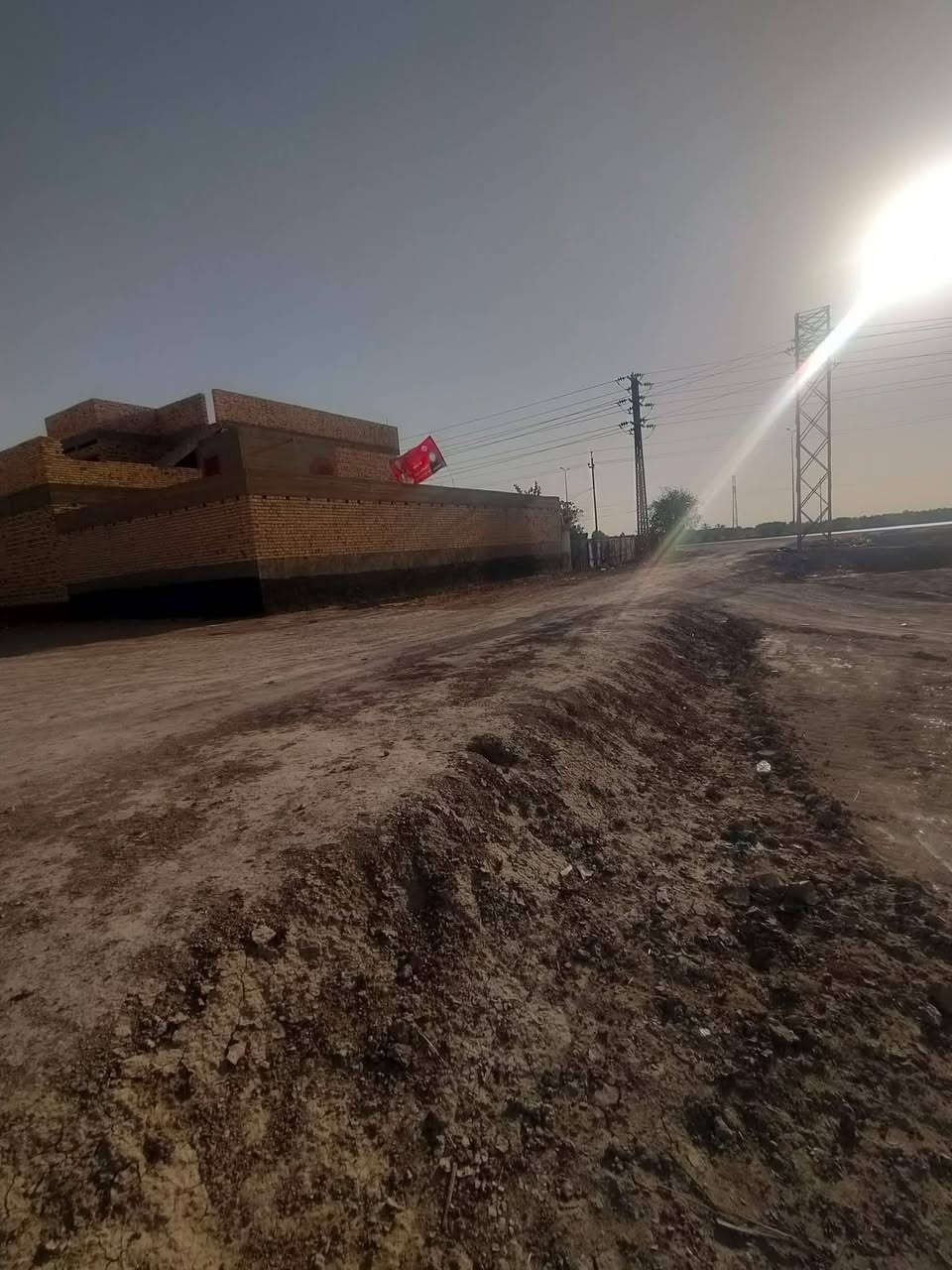 السلام عليكم قطعة للبيع  200 متر 20*10 مدفونه وجاهزه طابو 25 مداور بالاسم  تقع في الكفل المغيضبية قرب شركة الابواب التركية تبعد عن الشارع العام 70 متر   شارع 8 متر  موقع يخبل قريب كلش على الشارع العام
***********

