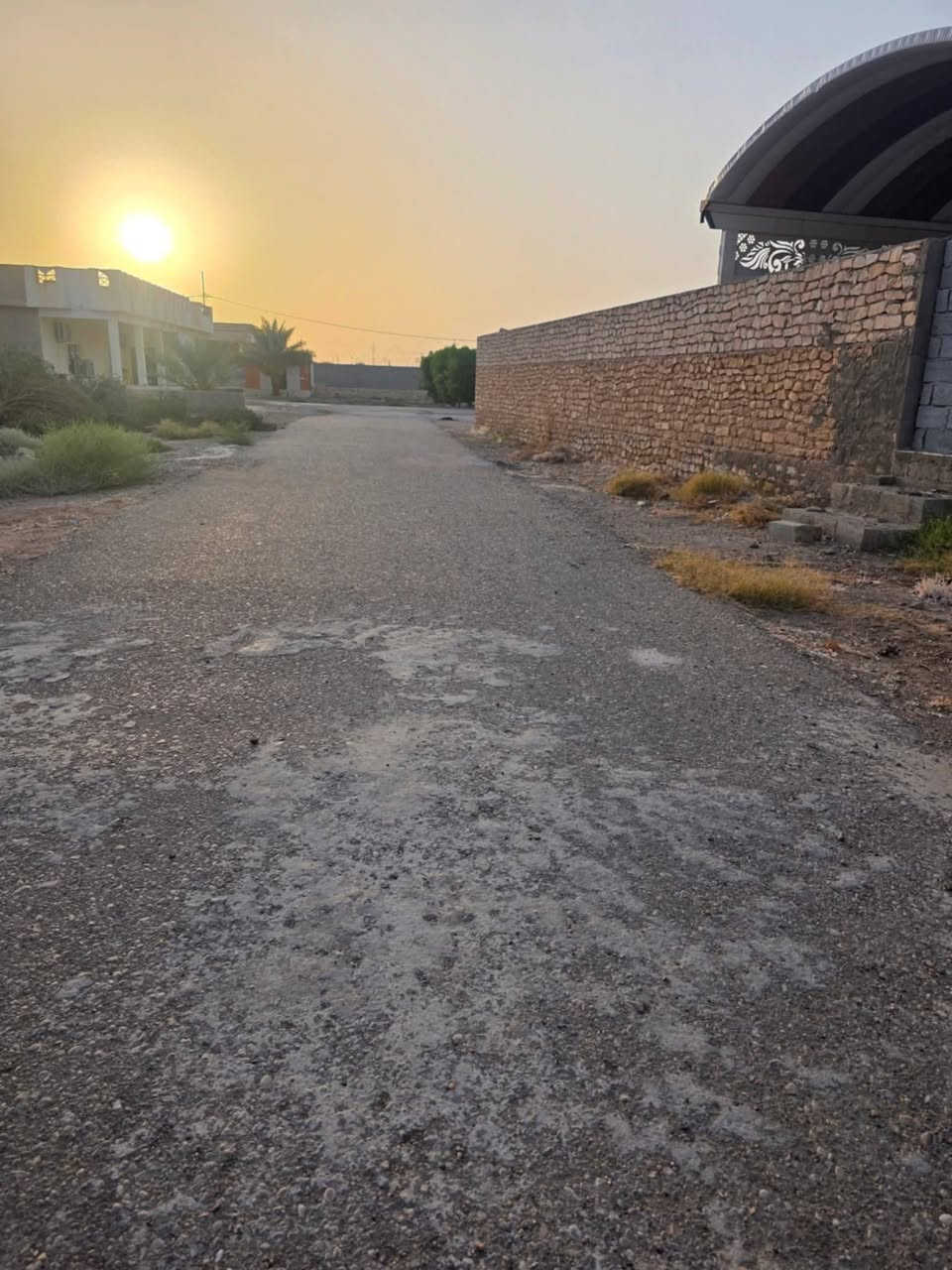 دار للبيع طابقين في الرمادي منطقة زنكوره المفرق مساحة الارض 2120 متر مساحة الدار 300 متر يتكون الطابق الارضي من استقبال هول غرفتين مطبخ مجمع صحيات الطابق الثاني غرفتين وصاله سطح الدار شتايگر السعر المطلوب 150 مليون وقابل للتفاوض ***********
