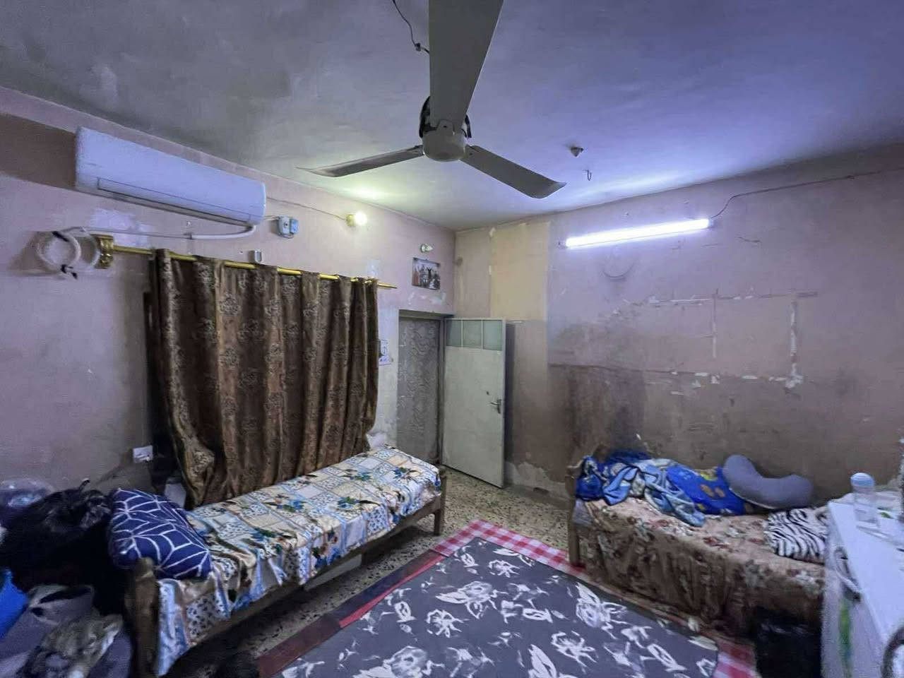 بيت مساحة 144 مدينة الصدر شارع الفلاح قطاع 40 يحتوي استقبال وطارمة وهول 4 غرف نوم مطبخ عدد2 حمام 3 بناء تسعينات ***********
